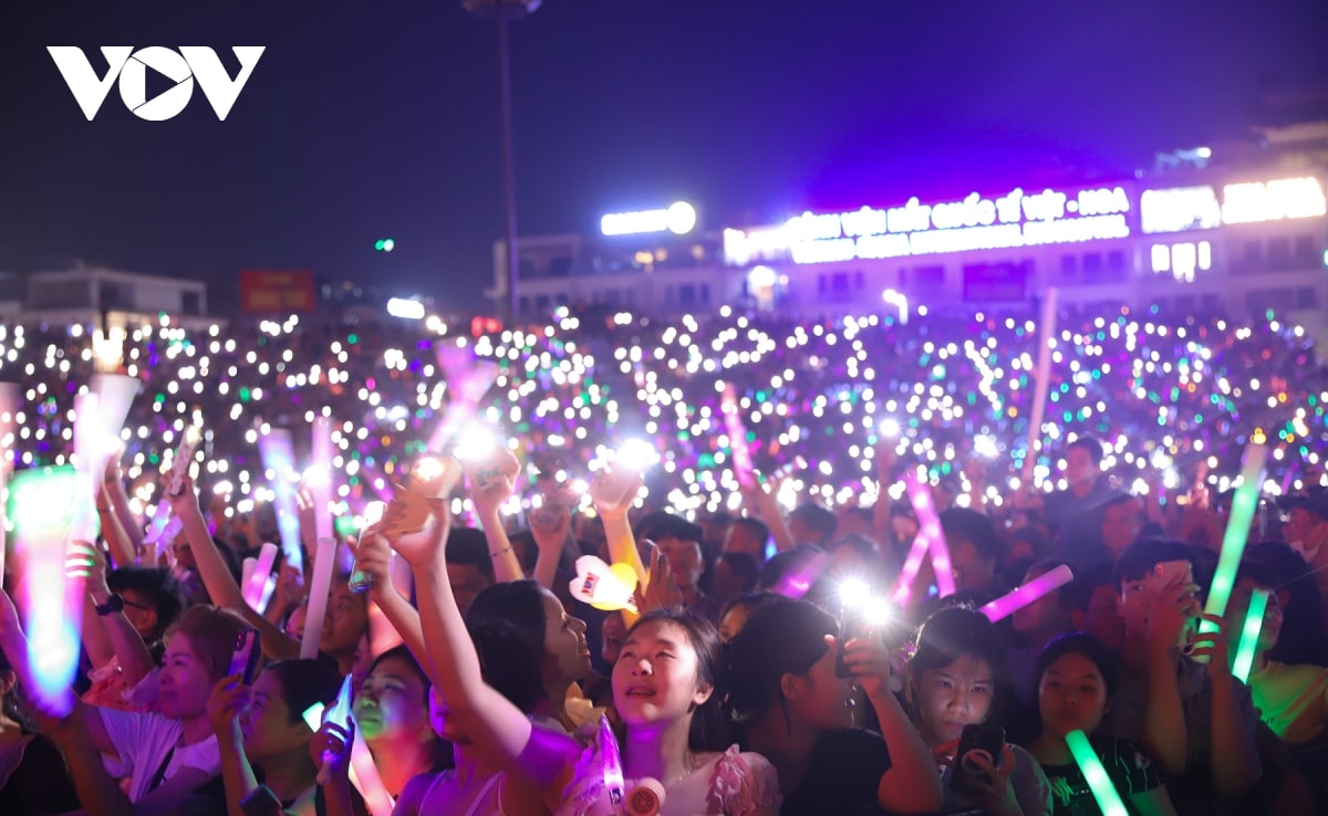 50 nghin khan gia chay het minh trong concert thanh am ky nguyen moi hinh anh 9