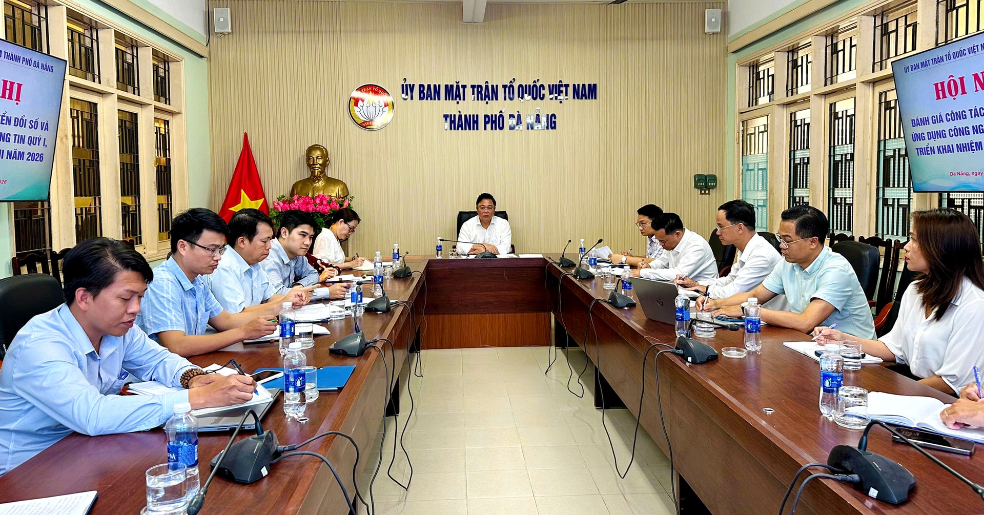 anh thanh chu tri hop chuyen doi so