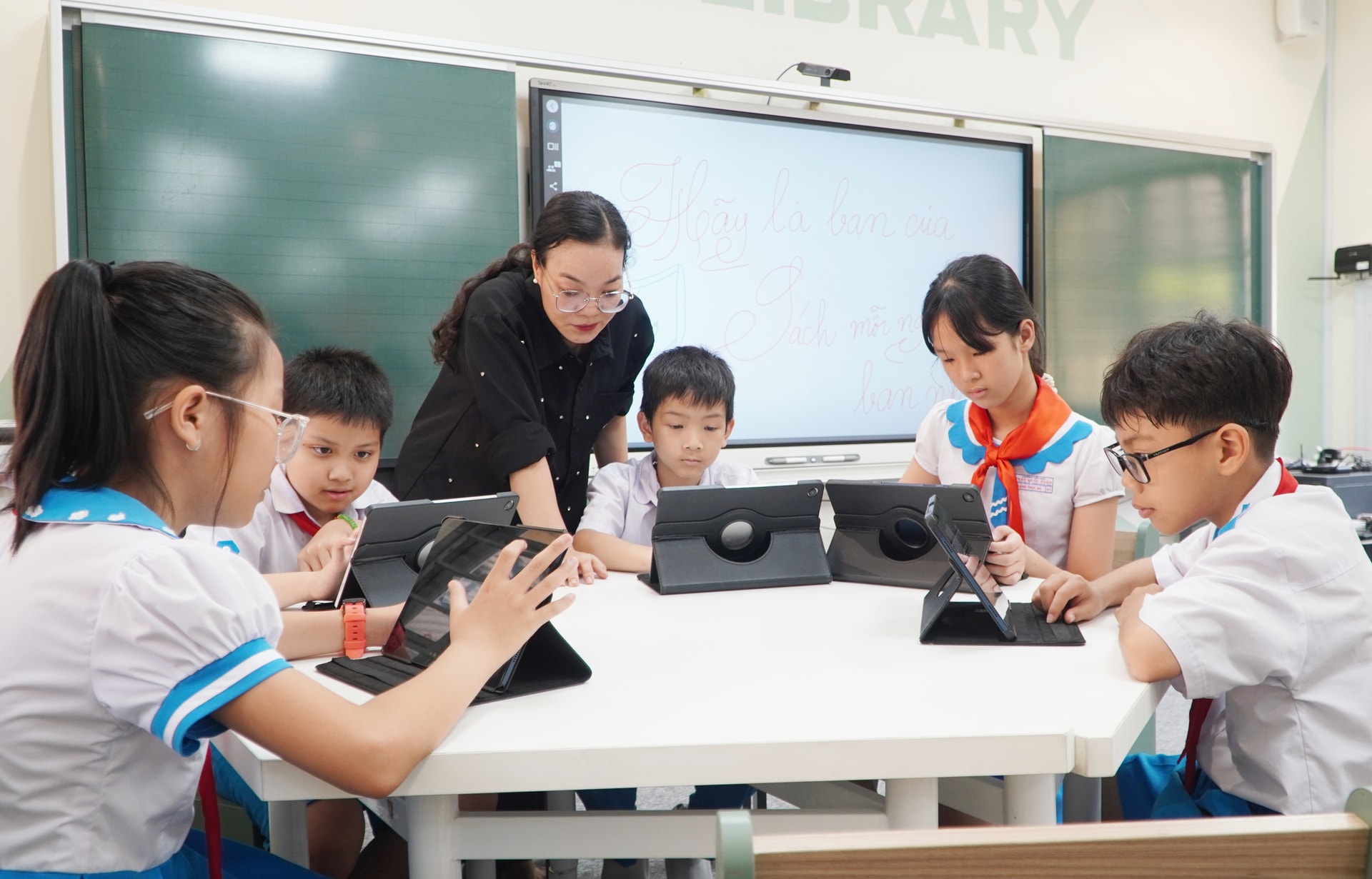 इलेक्ट्रॉनिक उपकरणों की बदौलत छात्र डिजिटल संसाधनों का प्रभावी ढंग से उपयोग कर सकते हैं।