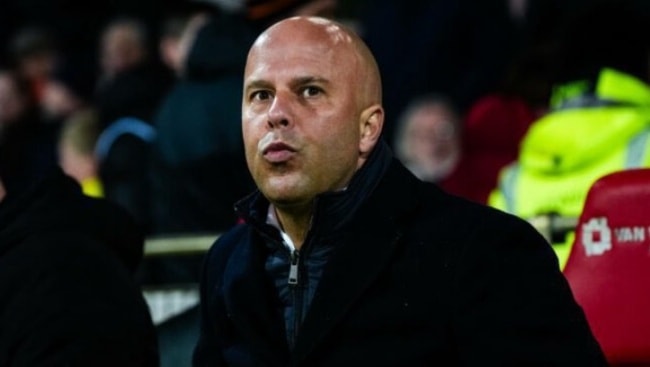 HLV Arne Slot đối mặt áp lực lớn trong trận tái đấu với PSG tại Anfield.