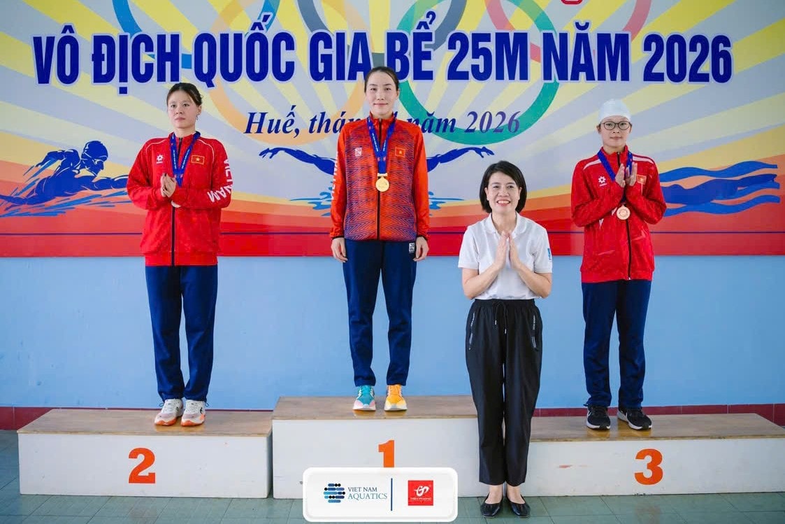 Nguyễn Thị Hằng (giữa) đóng góp tích cực vào thành công của đội tuyển lặn Đà Nẵng tại giải. Ảnh: VASA