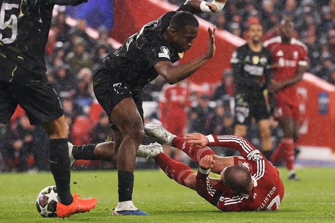 Trọng tài từ chối quả penalty của Liverpool sau khi tham khảo VAR