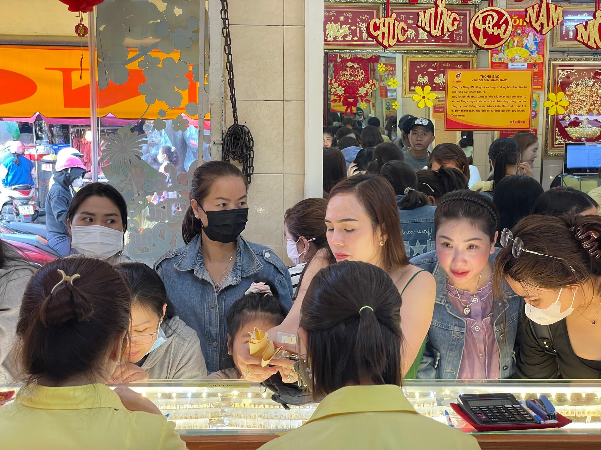 Giá vàng hôm nay 17/4: Giá vàng SJC, nhẫn 9999, vàng 24K và vàng thế giới thứ 6
