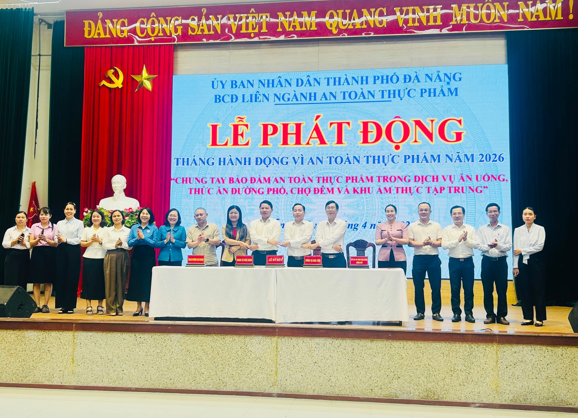 Phó Chủ tịch UBND thành phố Nguyễn Thị Anh Thi (thứ 5, bên phải sang) và đại diện sở, ngành, đơn vị phát động Tháng hành động vì an toàn thực phẩm. Ảnh: KHÁNH HUYỀN