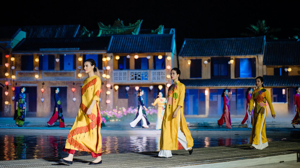 A scene of Ao Dai performance in Hoi An, Da Nang. Photo: https://danangfantasticity.com/