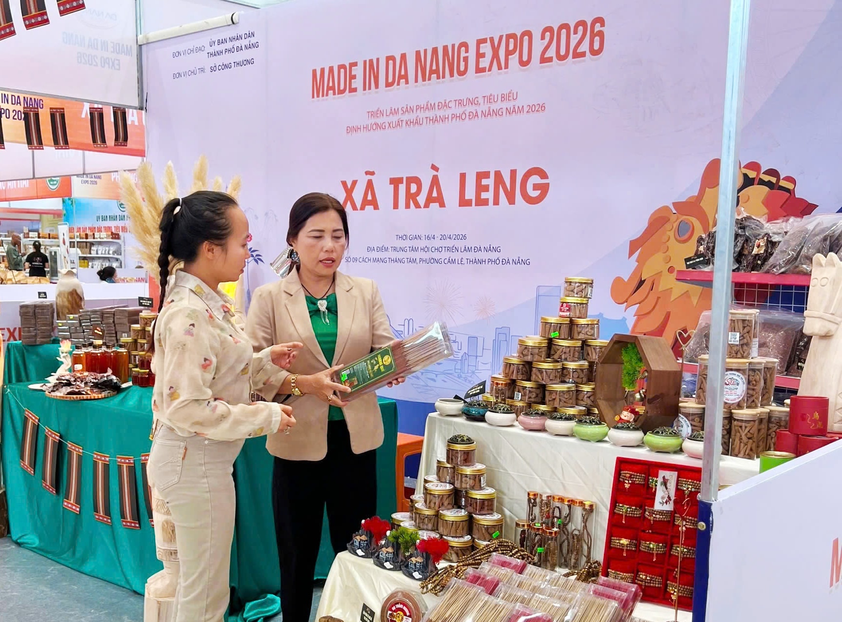 Chị Huỳnh Thị Kiều Tho (bên trái) giới thiệu sản phẩm làm từ quế Trà Leng cho khách hàng