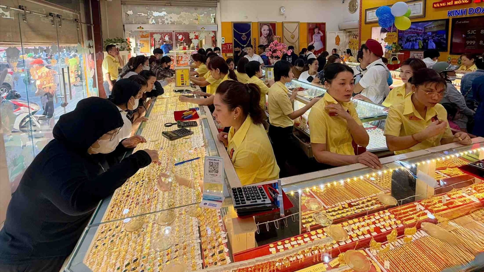 Giá vàng hôm nay 18/4: Giá vàng SJC, nhẫn 9999, vàng 24K và vàng thế giới thứ 7