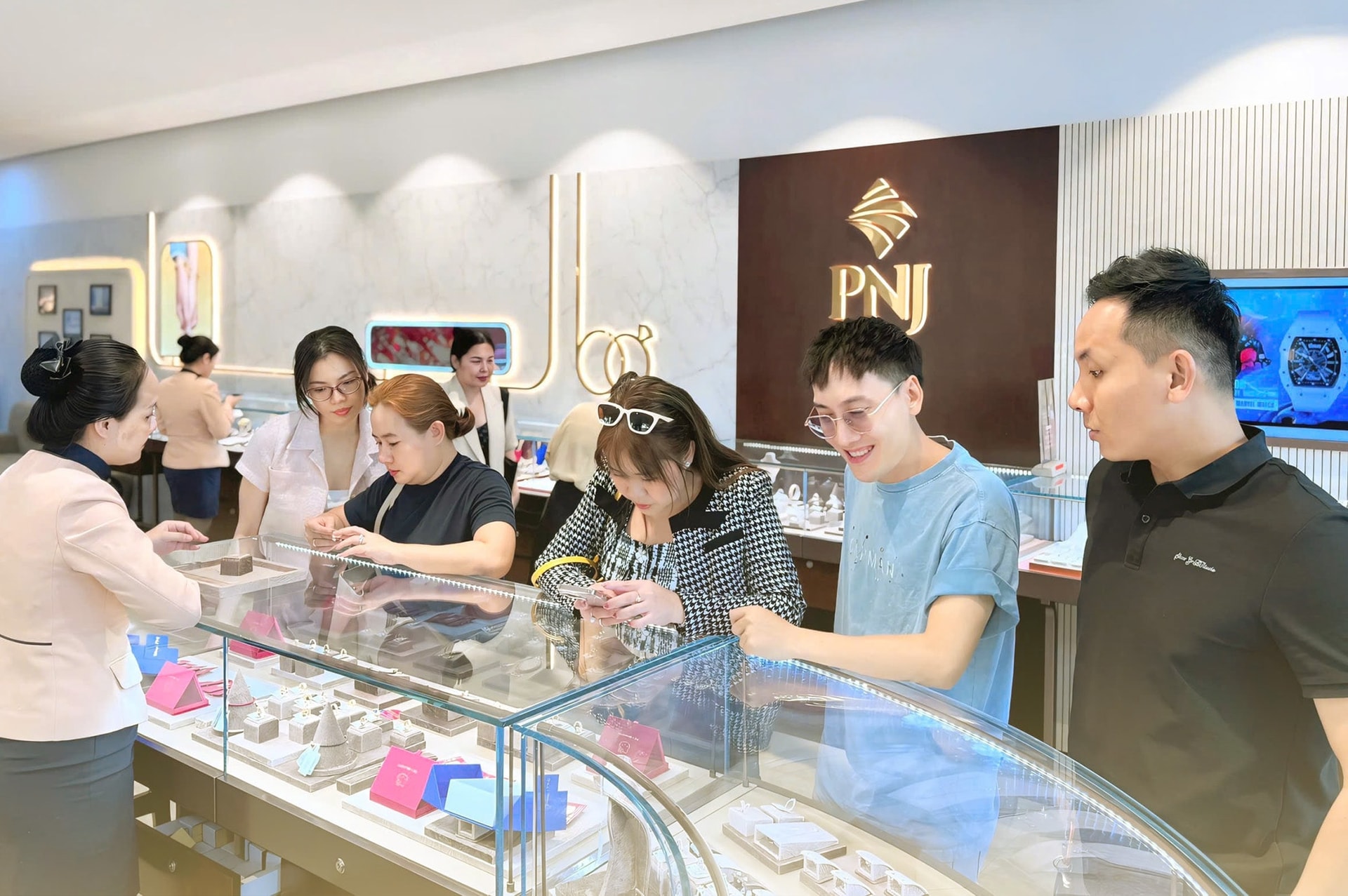 Giá vàng hôm nay 20/4: Giá vàng SJC, nhẫn 9999, vàng 24K và vàng thế giới đầu tuần
