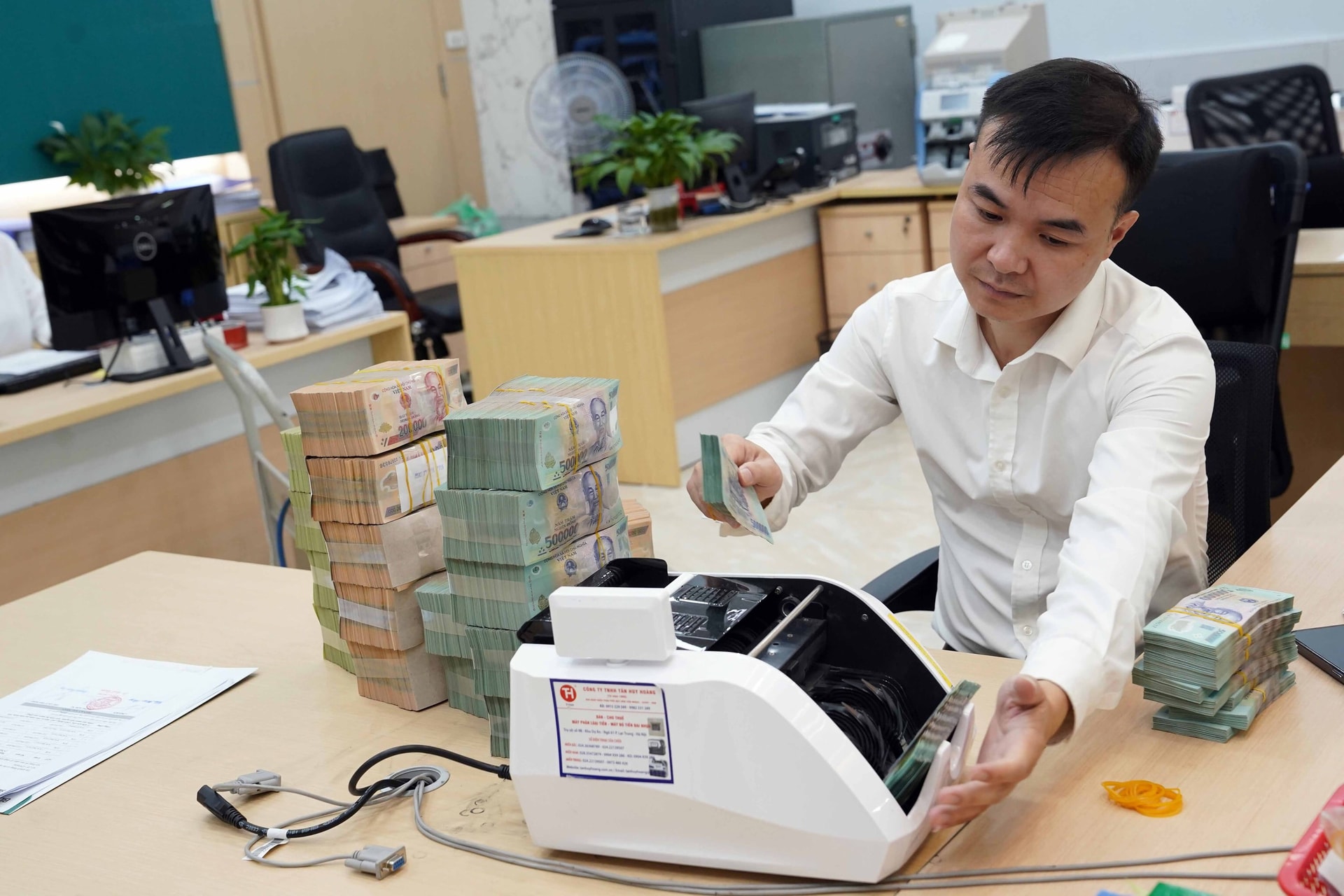 Lãi suất ngân hàng hôm nay 17/4/2026: 29 ngân hàng ồ ạt giảm lãi suất