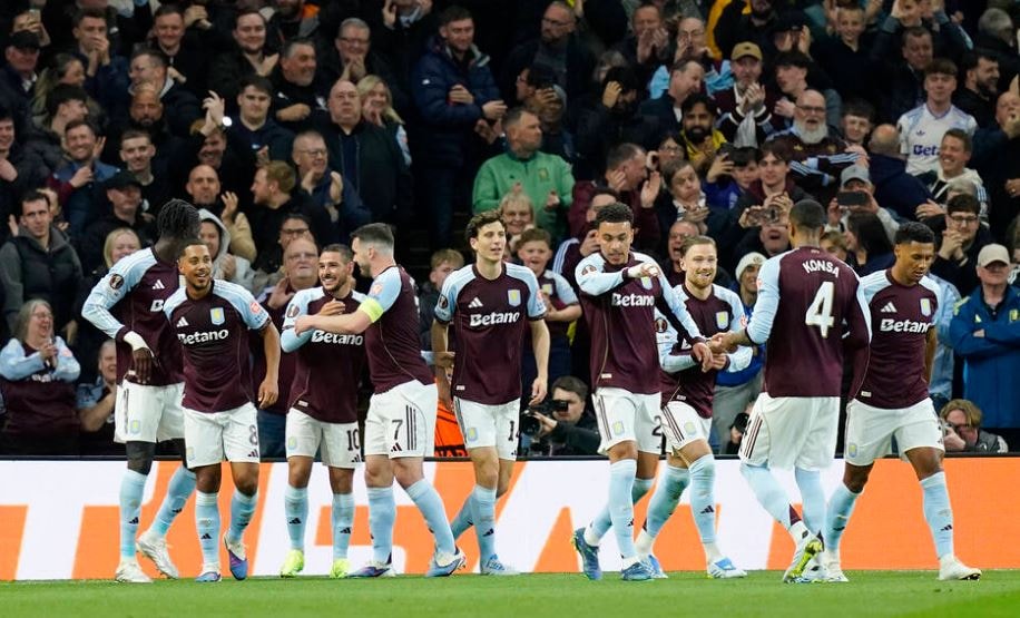 Các cầu thủ Aston Villa ăn mừng bàn thắng trước Bologna.