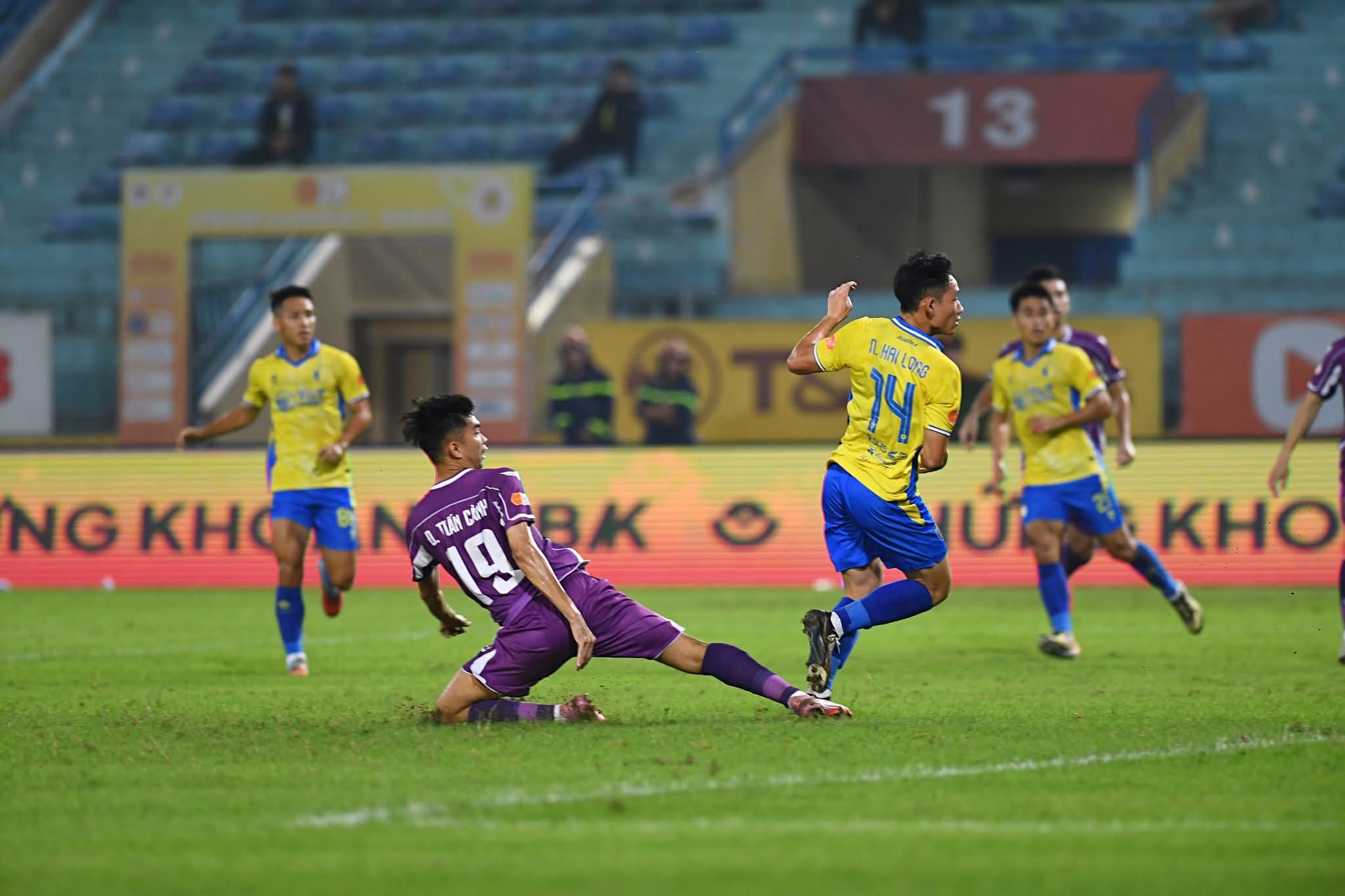 Các cầu thủ Hà Nội FC kiểm soát hoàn toàn thế trận trước Becamex TPHCM.
