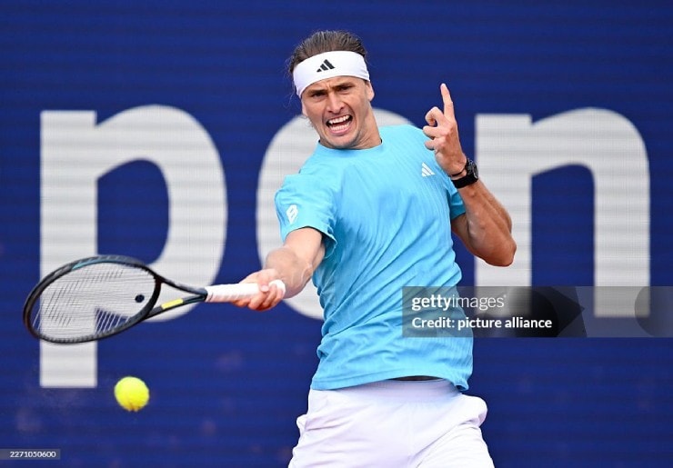 Alexander Zverev nỗ lực cứu bóng trong trận đấu với Cerundolo