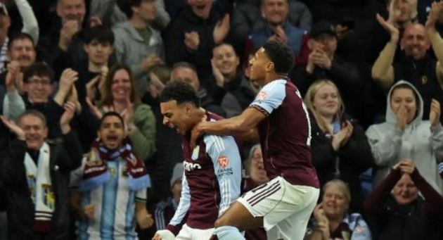 Ollie Watkins ăn mừng bàn thắng lịch sử cho Aston Villa.