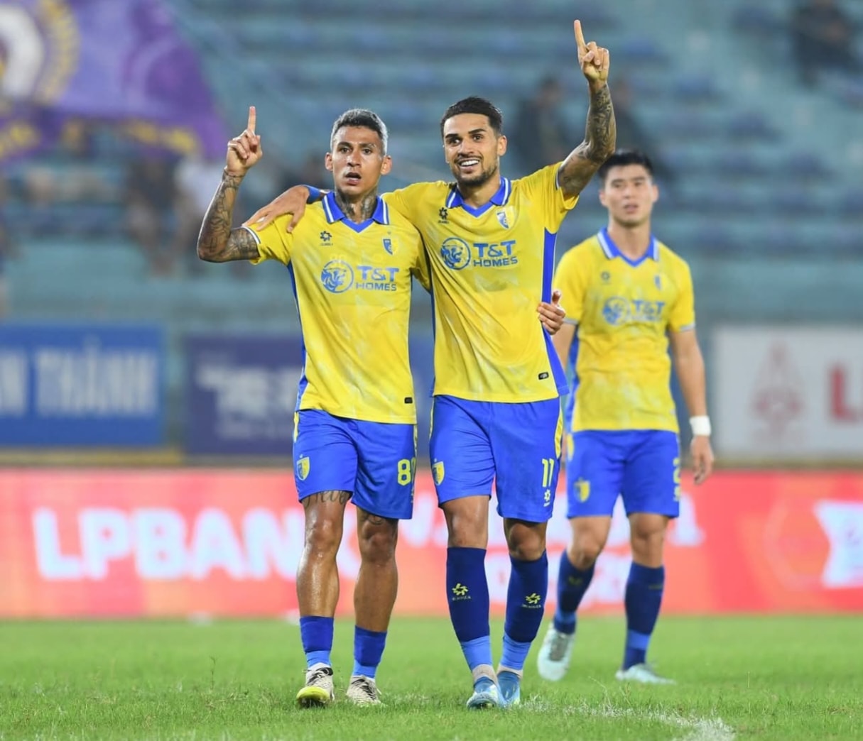 Tiền đạo Đỗ Hoàng Hên ăn mừng bàn thắng trong trận đấu giữa Hà Nội FC và Becamex TPHCM.