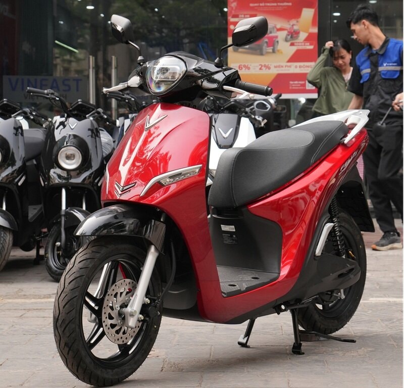 Xe máy điện VinFast Feliz II thiết kế hiện đại tại trạm sạc