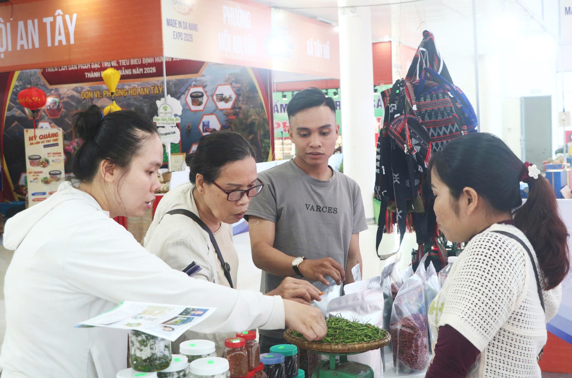 Khách hàng quan tâm đến sản phẩm ớt a riêu của đồng bào Cơ Tu phía Tây Bắc thành phố