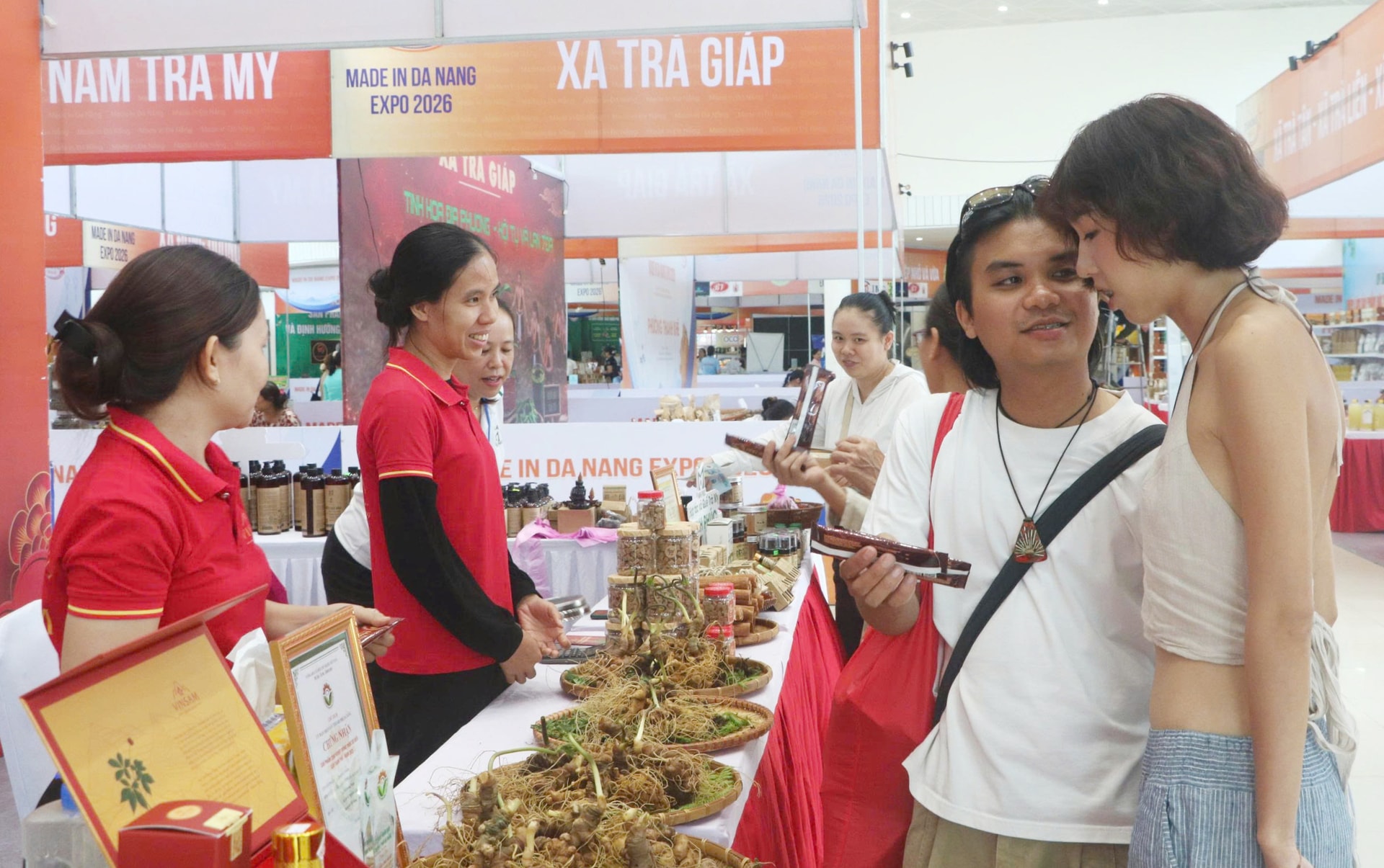 Nhiều khách hàng trong và ngoài nước quan tâm đến sản phẩm của vùng cao Đà Nẵng như sâm Ngọc Linh và các loài dược liệu
