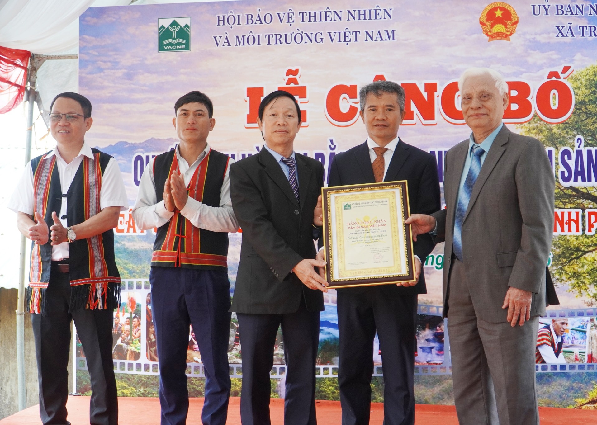 Xã Trà Vân đón nhận Bằng công nhận Cây Di sản Việt Nam đối với cây quế Nóc Ông Ní