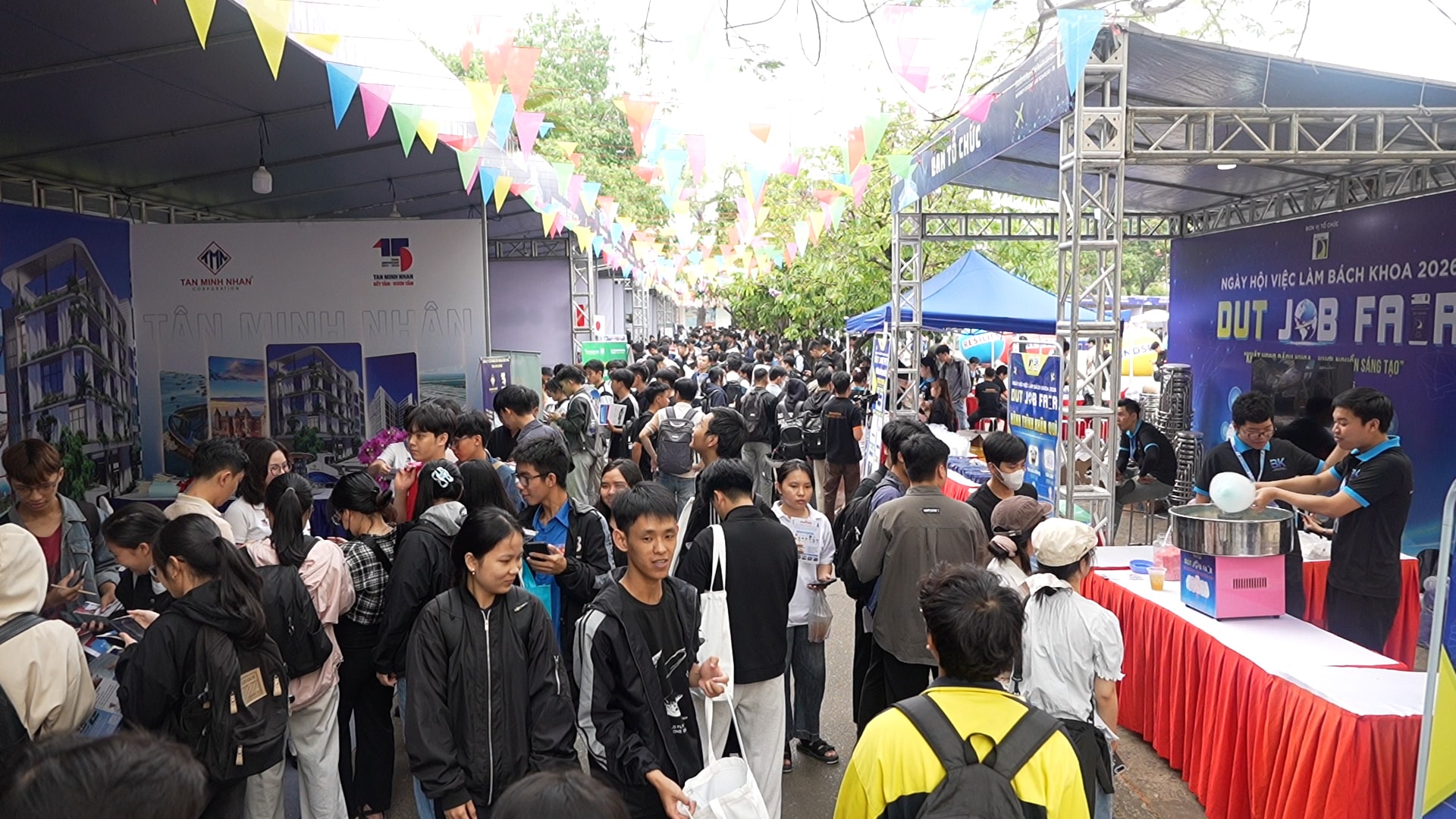 QUANG CANH NGAY HOI TUYEN DUNG TAI TRUONG BK