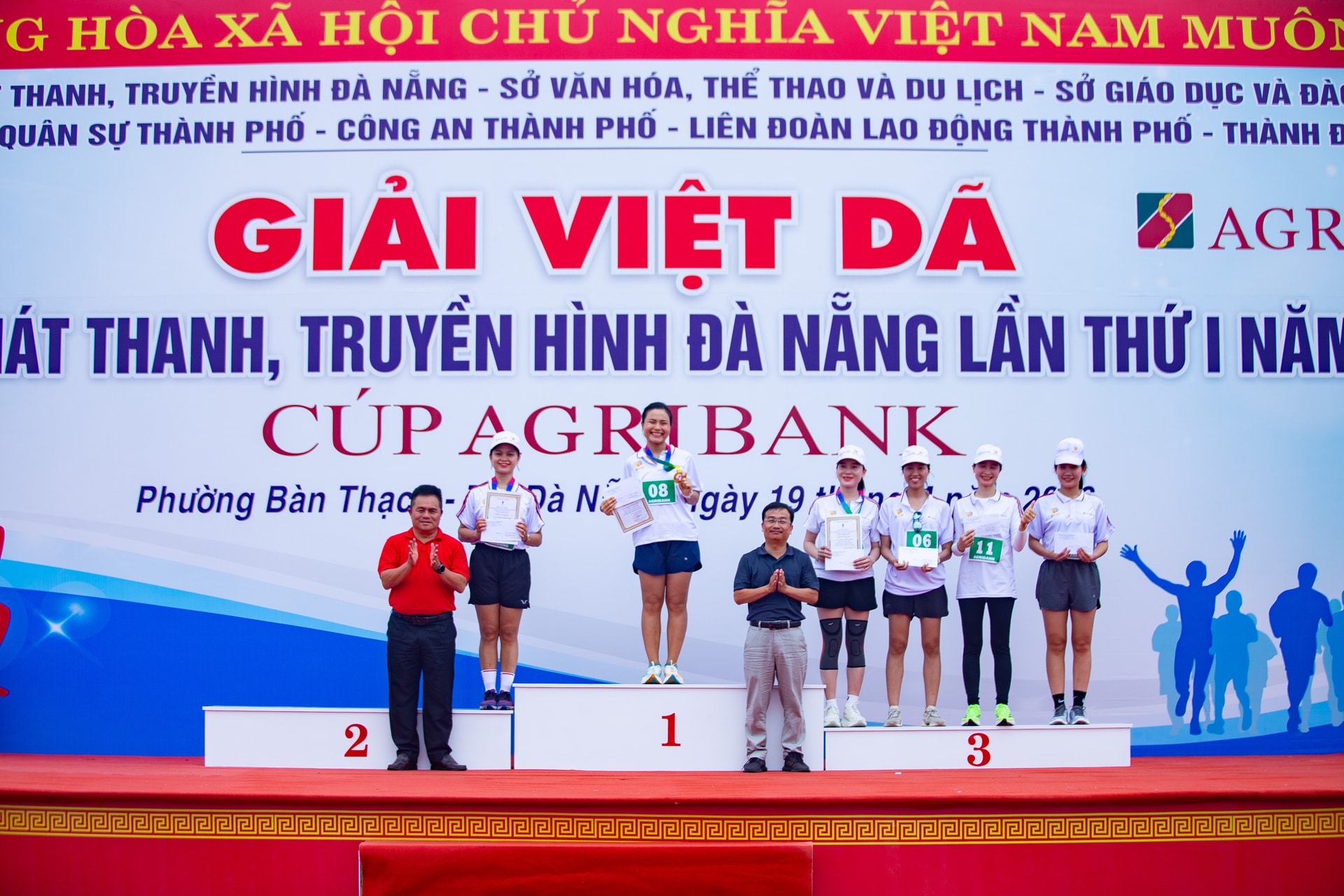 Phó Giám đốc Báo và phát thanh, truyền hình Đà Nẵng Hứa Văn Hải (bên phải, hàng đầu) cùng đại diện ban tổ chức trao giải thưởng cho vận động viên. Ảnh: LÂM NÔNG