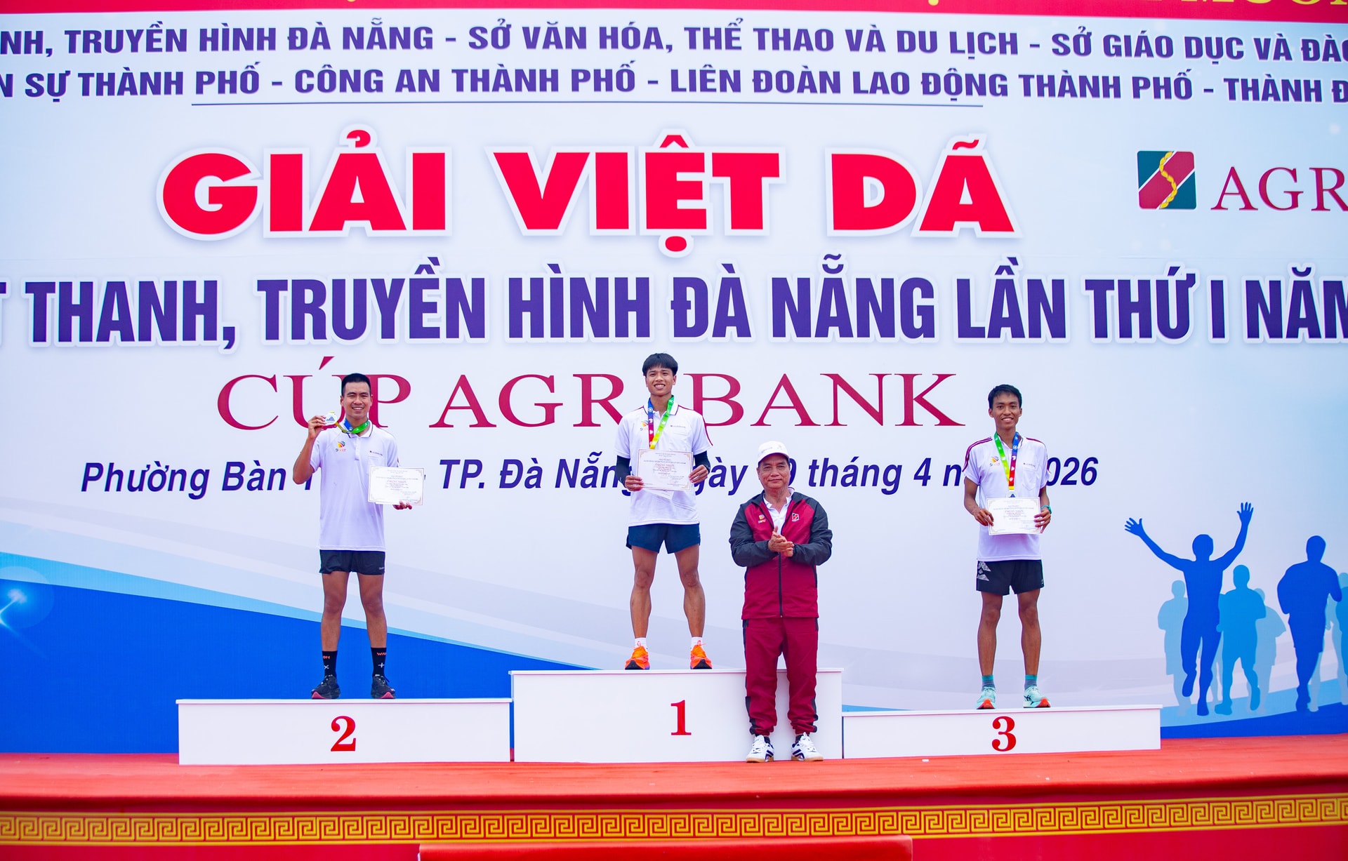 Phó Giám đốc Báo và phát thanh, truyền hình Đà Nẵng Nguyễn Hữu Đổng (hàng đầu) trao chứng nhận và huy chương cho vận động viên đạt giải. Ảnh: LÂM NÔNG