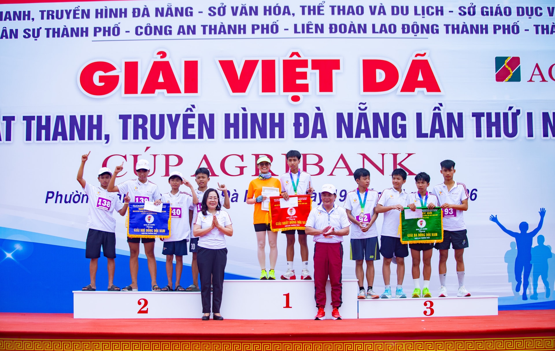 Phó Giám đốc Báo và phát thanh, truyền hình Đà Nẵng Trần Thị Thu Thủy (hàng đầu, bên trái) cùng đại diện ban tổ chức trao cờ và huy chương cho vận động viên. Ảnh: LÂM NÔNG