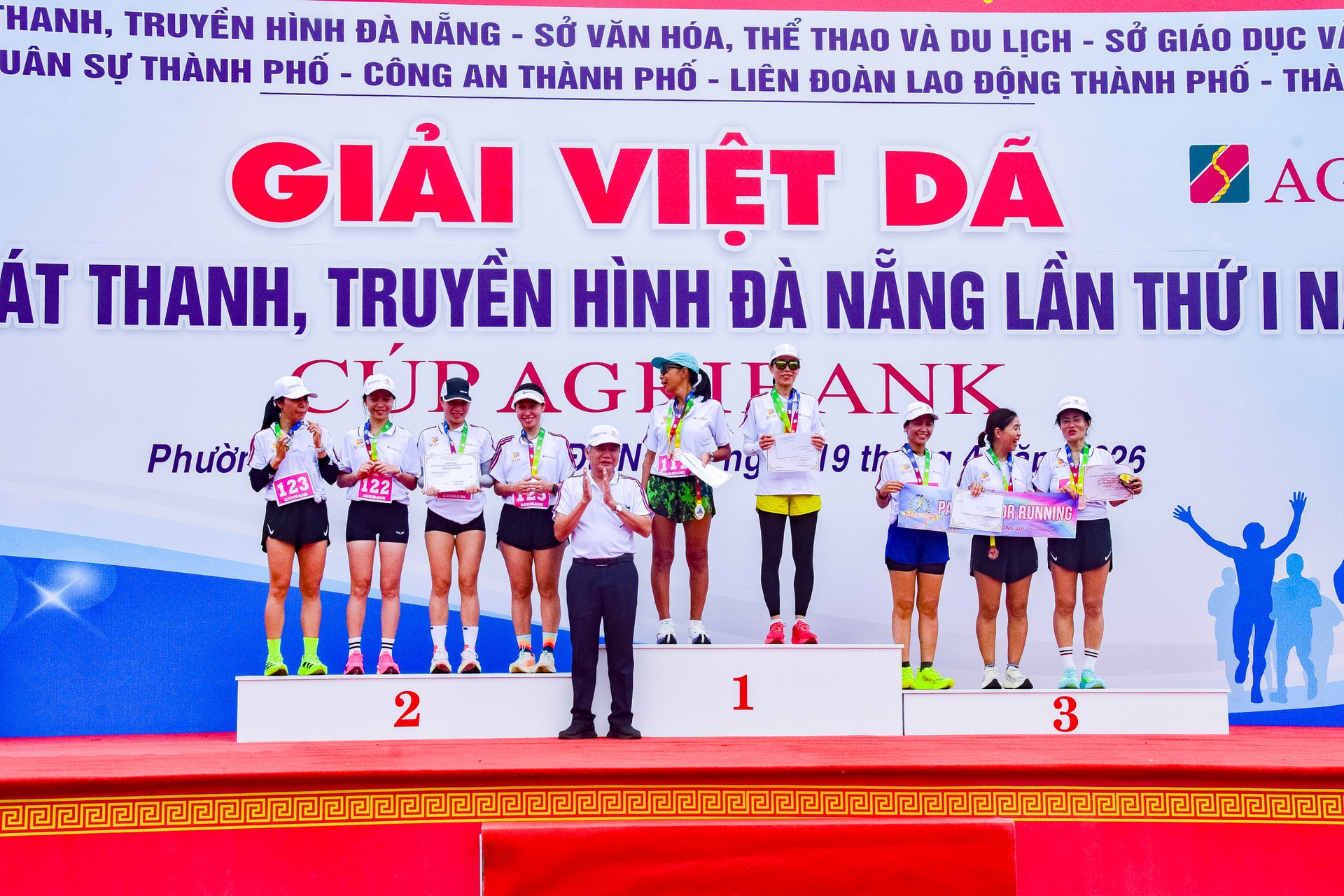 Phó Giám đốc Báo và phát thanh, truyền hình Đà Nẵng Mai Văn Tư (hàng đầu) trao huy chương cho vận động viên đạt giải. Ảnh: LÂM NÔNG