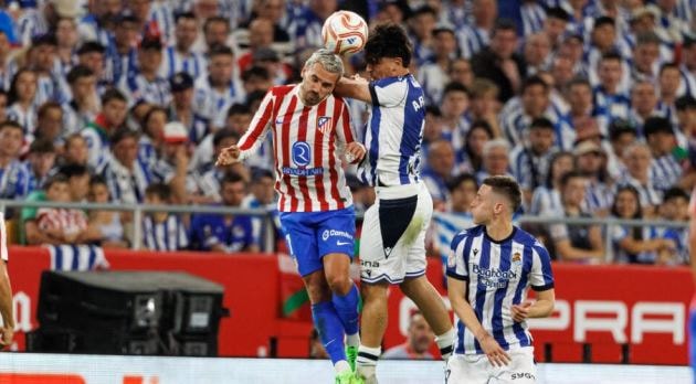 Hàng phòng ngự Real Sociedad phong tỏa các mũi tấn công của Atletico Madrid.