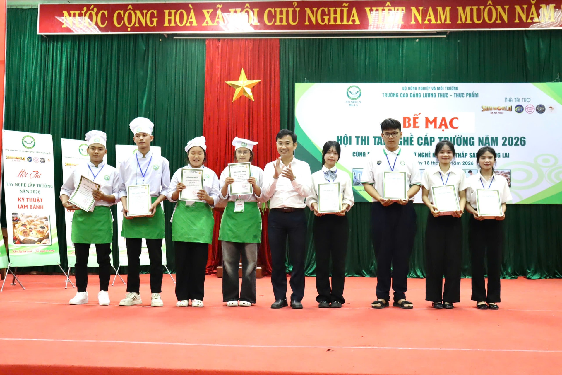 Ông Châu Văn Thuỷ, Trưởng phòng Giáo dục thường xuyên và Giáo dục nghề nghiệp - Sở GD&ĐT trao Giải Nhất Cho các em HSSV_1
