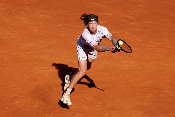 Rublev khởi đầu tốt nhưng sau đó sa sút và thua set 1