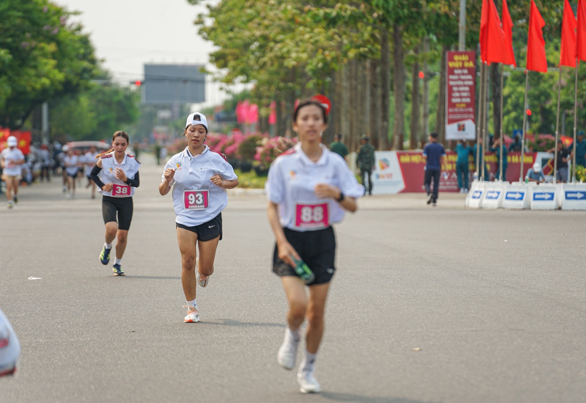 Những bóng hồng mạnh mẽ trên đường chạy. Ảnh: XUÂN SƠN
