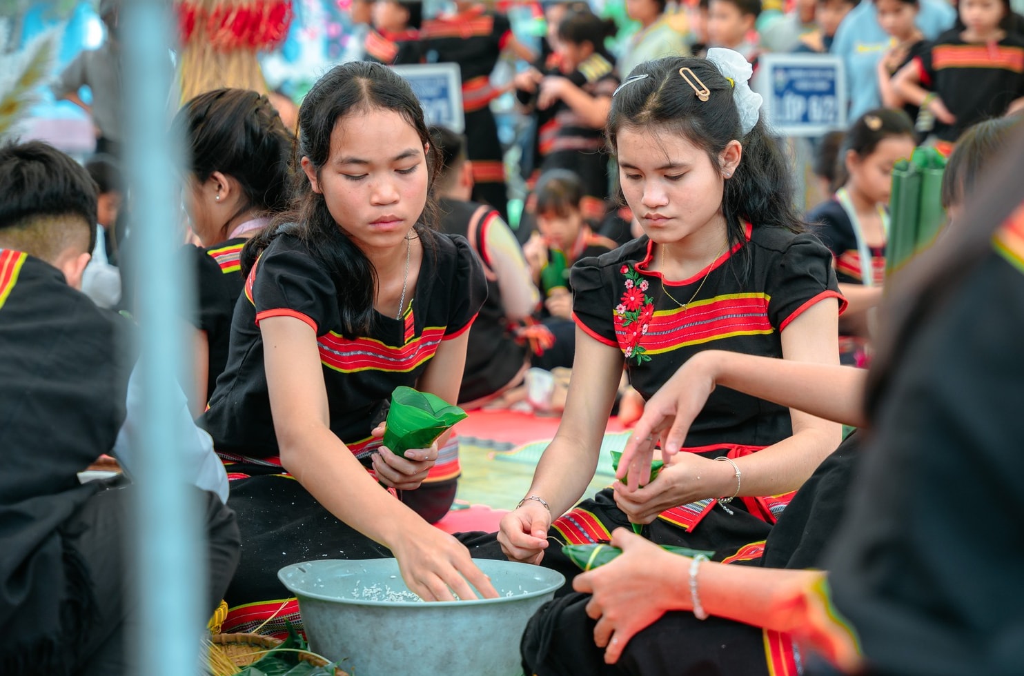 Thiếu nữ Bhnong ở xã Phước Chánh làm bánh truyền thống