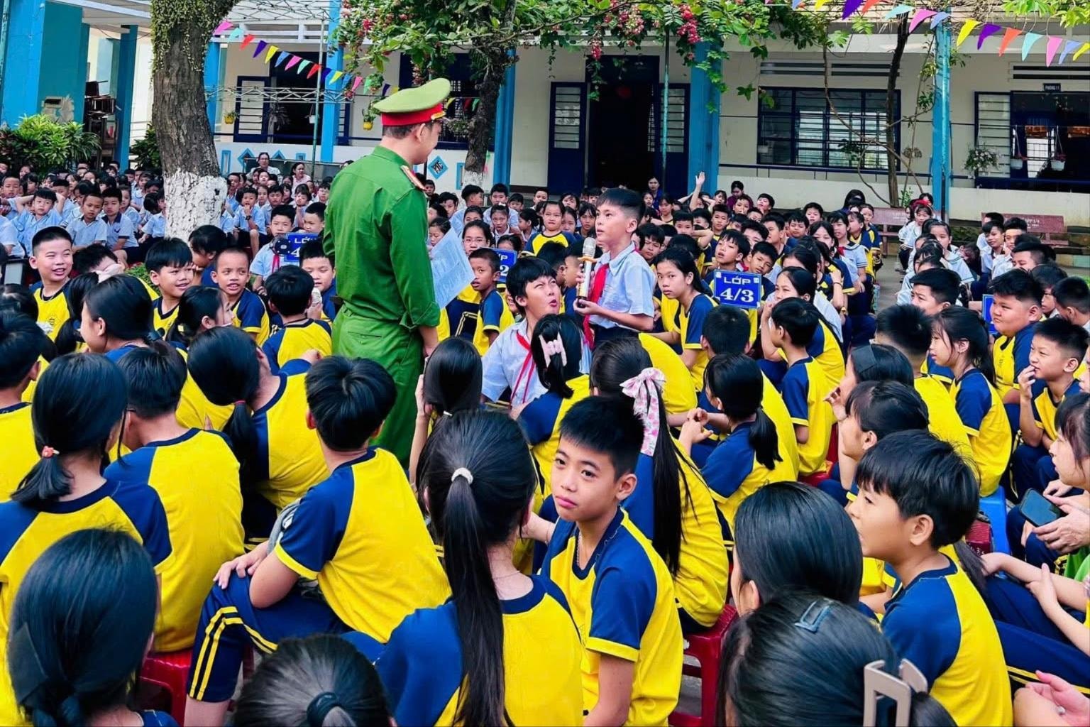 Trường Tiểu học số 2 Hòa Liên phối hợp Công an phường Liên Chiểu tổ chức buổi tuyên truyền kiến thức an toàn giao thông cho học sinh toàn trường. Ảnh: V.D