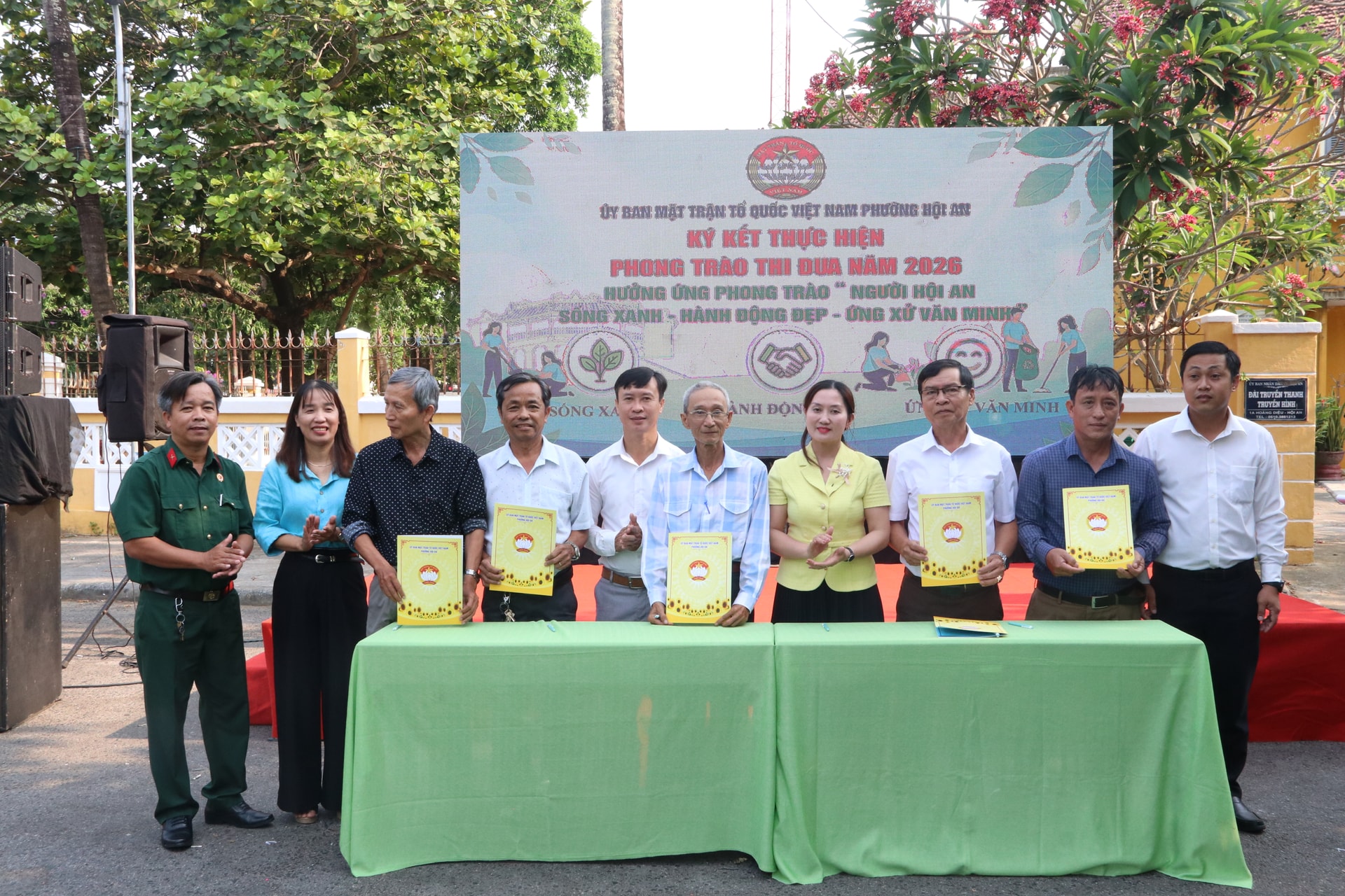 Đại diện các khu dân cư ký cam kết thực hiện phong trào thi đua. Ảnh: HOÀNG LIÊN