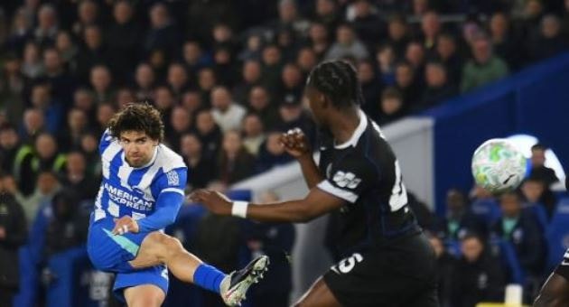Ferdi Kadioglu ghi bàn mở tỷ số cho Brighton vào lưới Chelsea trong trận đấu tại sân Amex.