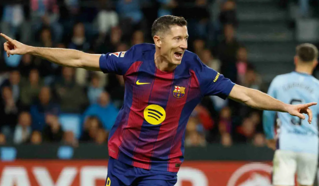 Tiền đạo Robert Lewandowski ăn mừng bàn thắng vào lưới Celta Vigo trong một trận đấu tại La Liga.