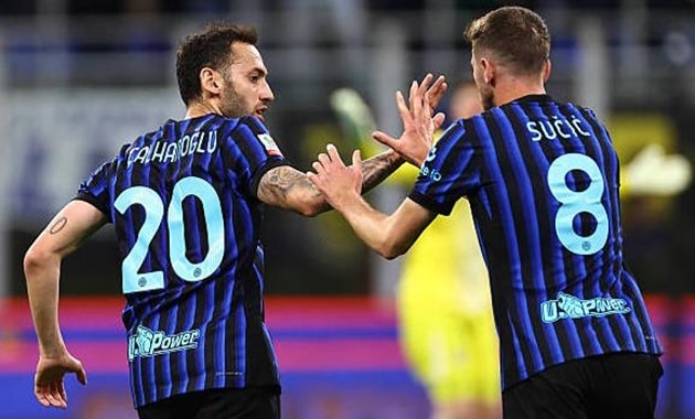 Các cầu thủ Inter Milan ăn mừng tấm vé vào chơi trận chung kết Coppa Italia.