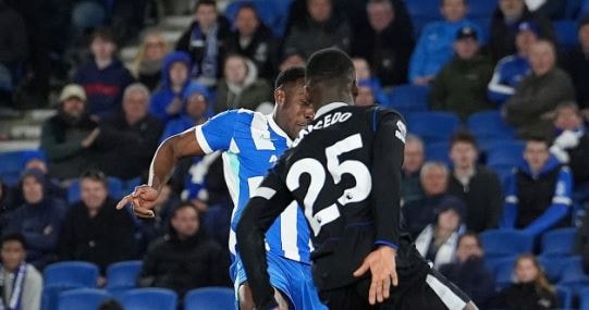 Lão tướng Danny Welbeck ăn mừng bàn thắng ấn định tỷ số 3-0 cho Brighton trước Chelsea.