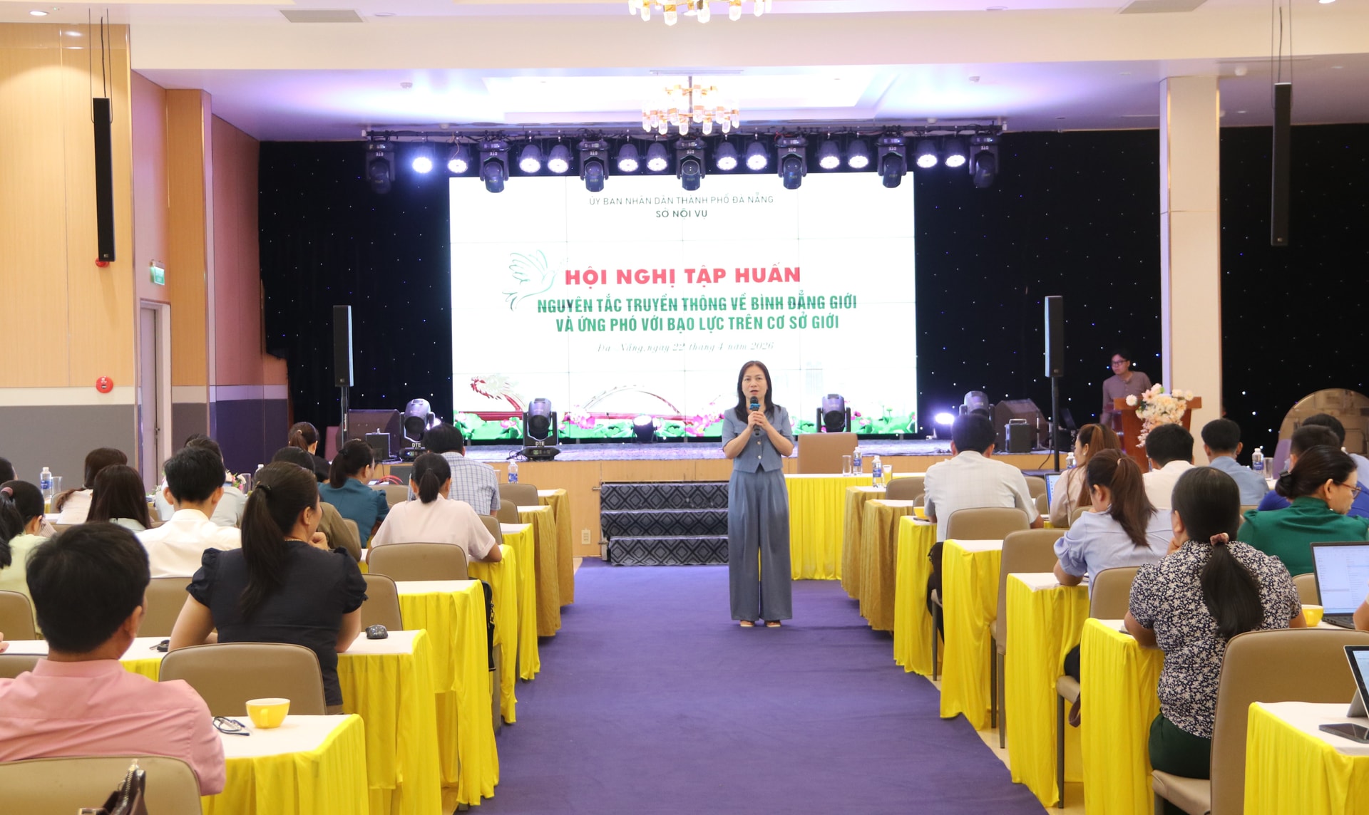 Chuyên gia cao cấp của Quỹ Dân số Liên hợp quốc (UNFPA) tại Việt Nam chia sẻ kiến thức lieenq quan đến bình đẳng giới cho học viên. Ảnh: HOÀNG LIÊN