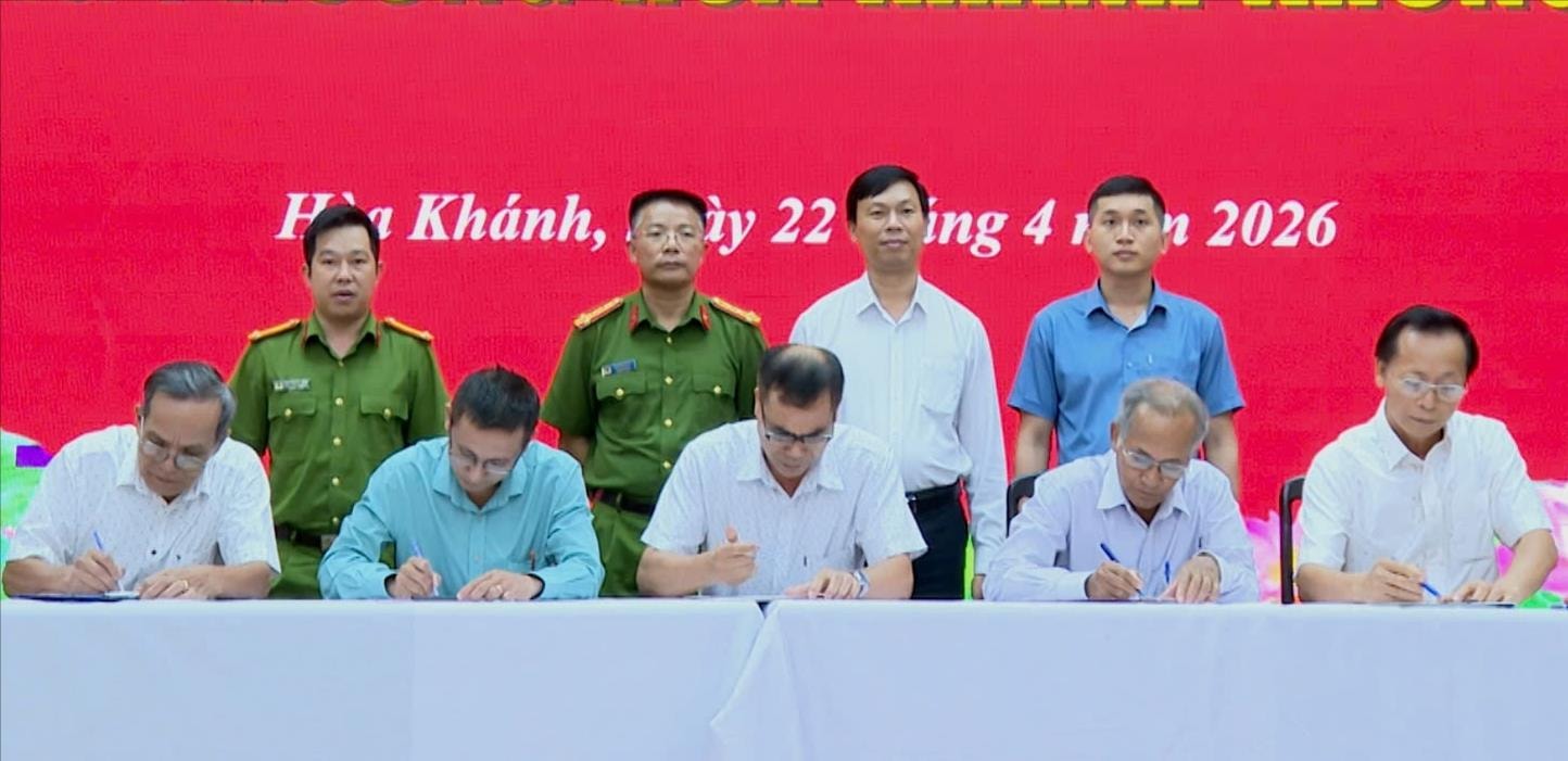 Bí thư chi bộ các khu dân cư, các ban, ngành, đoàn thể phường Hòa Khánh ký cam kết xây dựng phường không ma túy. Ảnh: QUANG THẮNG