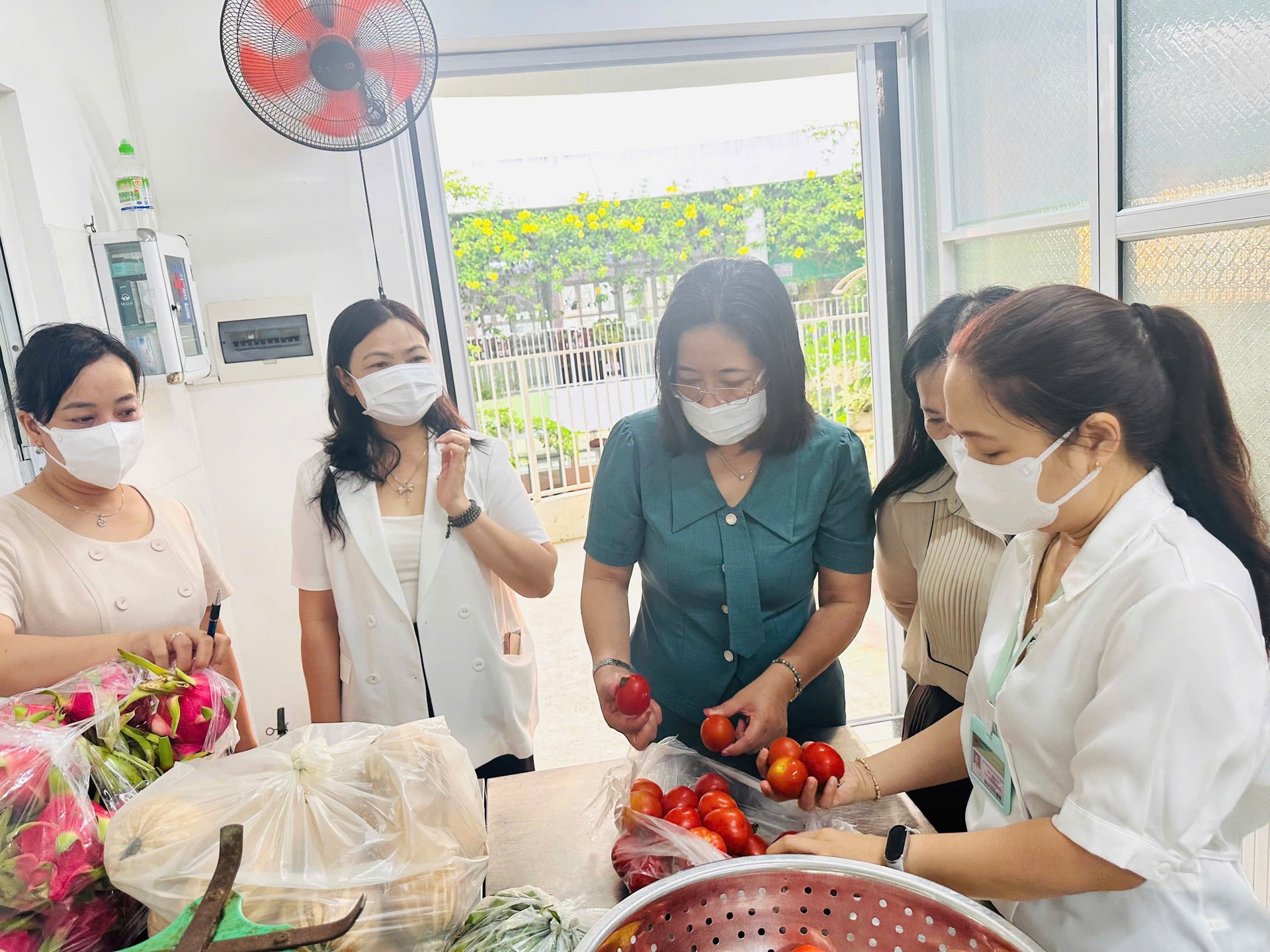 ថ្ងៃទី ២៣ ខែមេសា ការត្រួតពិនិត្យផ្ទះបាយថ្នាក់មត្តេយ្យ។