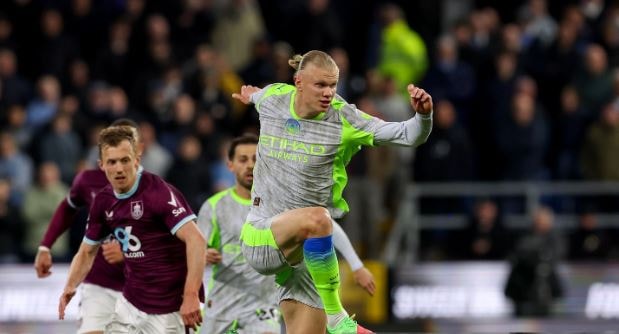 Haaland khiến hàng thủ Burnley gặp khó trong suốt trận đấu.