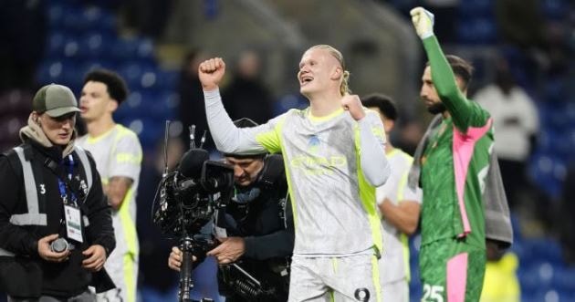 Các cầu thủ Man City ăn mừng sau khi chính thức vươn lên vị trí dẫn đầu bảng xếp hạng.