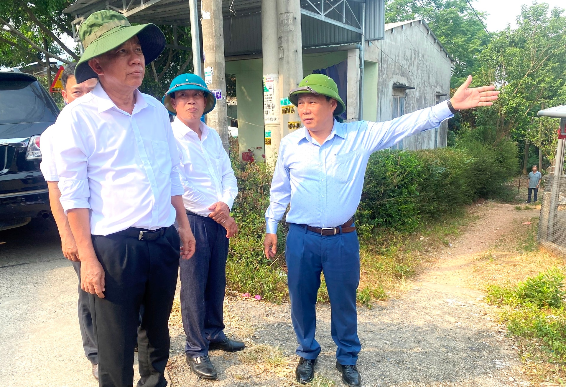 Phó Chủ tịch HĐND thành phố Trần Xuân Vinh (bên trái) kiểm tra thực tế tại xã Thượng Đức chiều 22/4. Ảnh: XUÂN TRINH