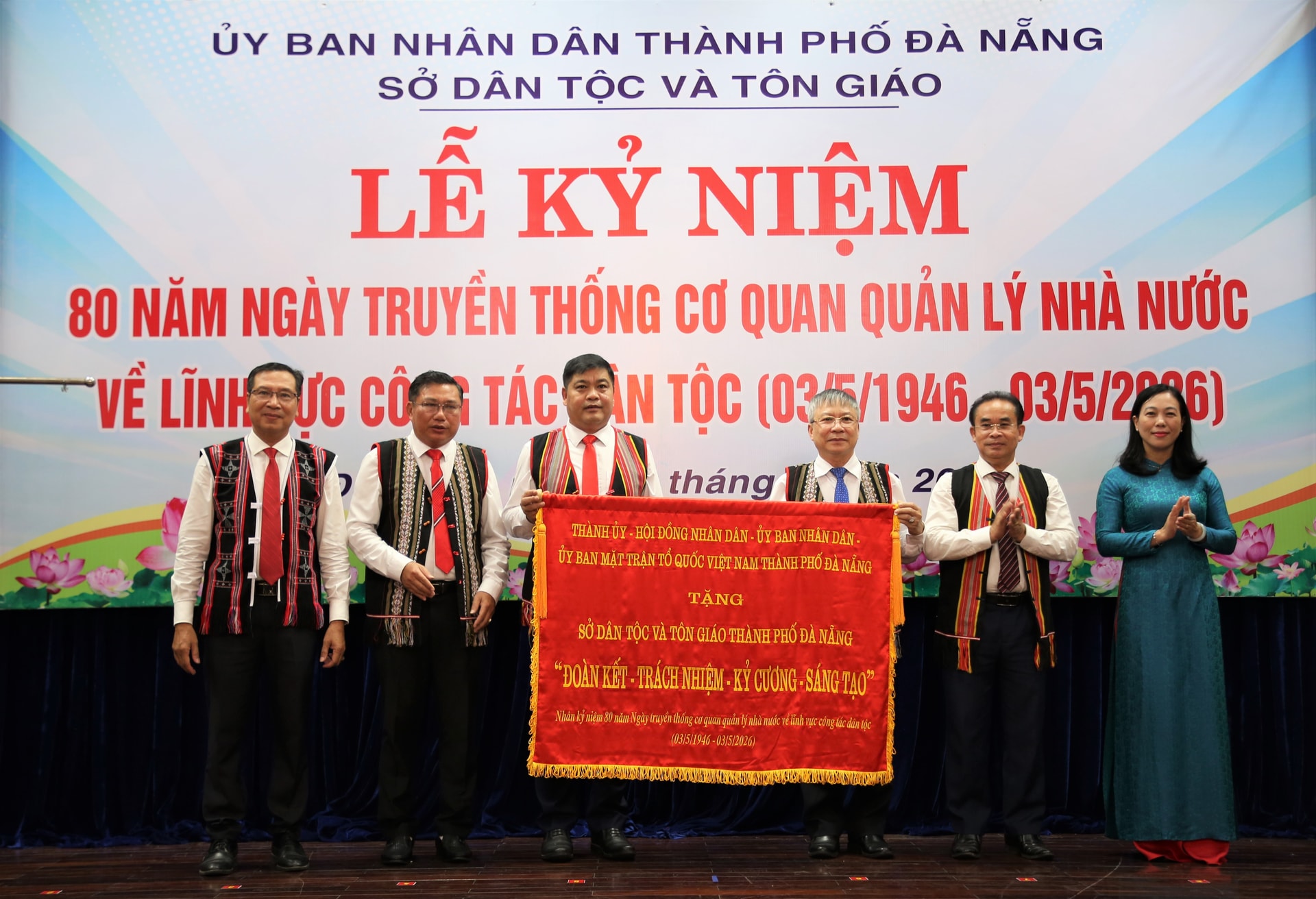 Lãnh đạo thành phố trao tặng bức trướng với dòng chữ 