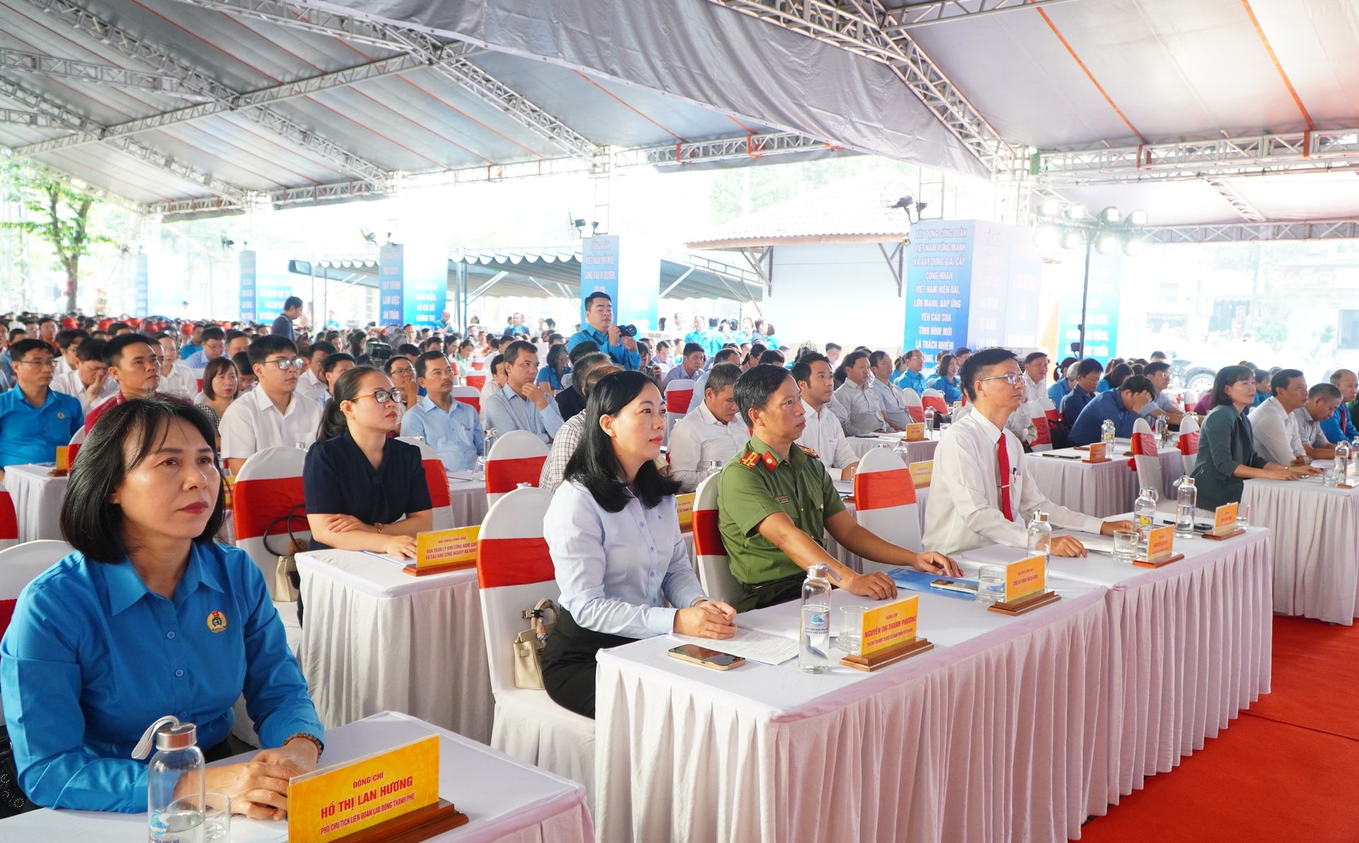 Đại biểu các sở, ban, ngành, đơn vị, doanh nghiệp đến dự lễ phát động. Ảnh: VINH ANH