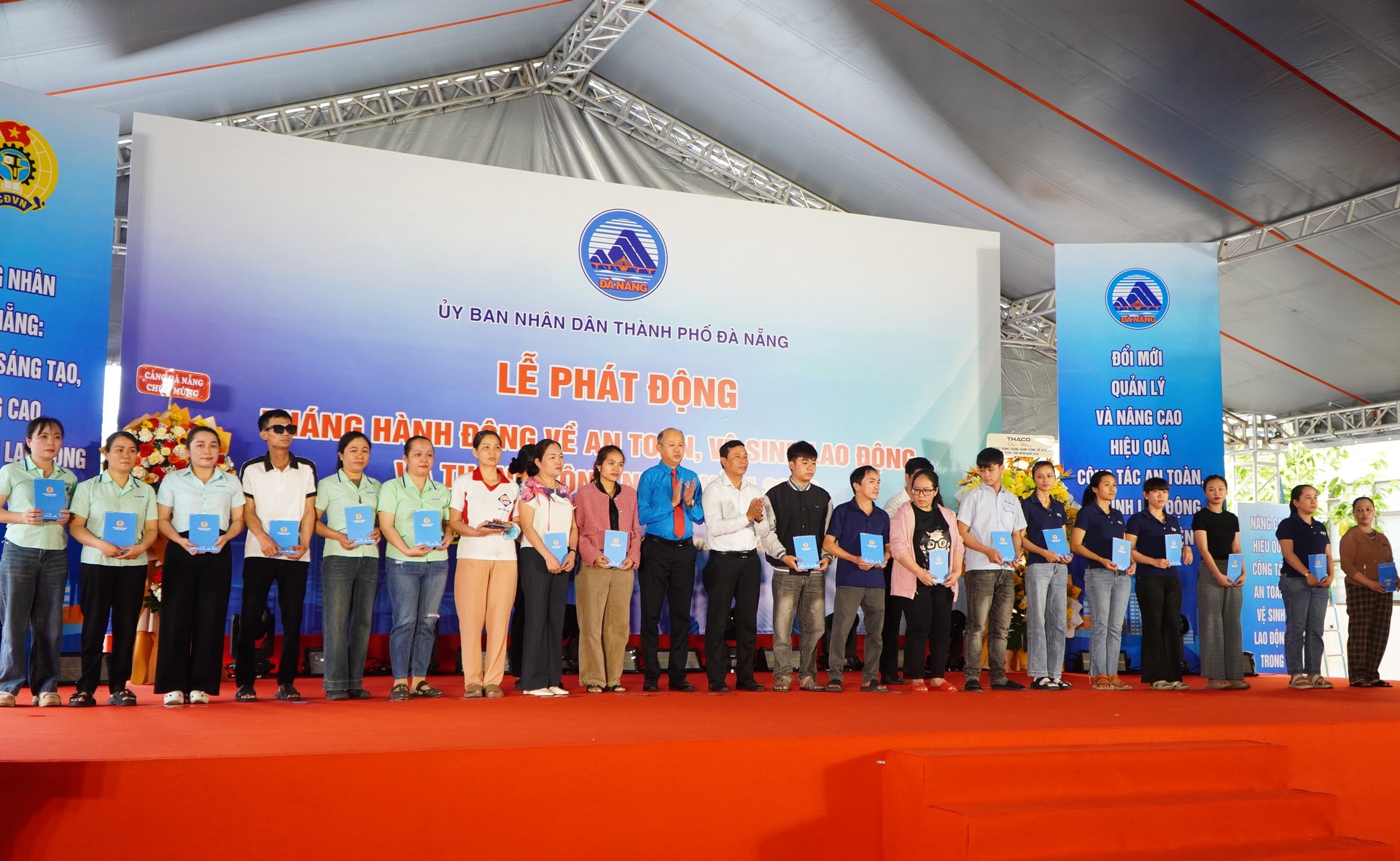 Lãnh đạo Liên đoàn Lao động thành phố tặng quà cho 20 công nhân có hoàn cảnh khó khăn tại lễ phát động. Ảnh: VINH ANH