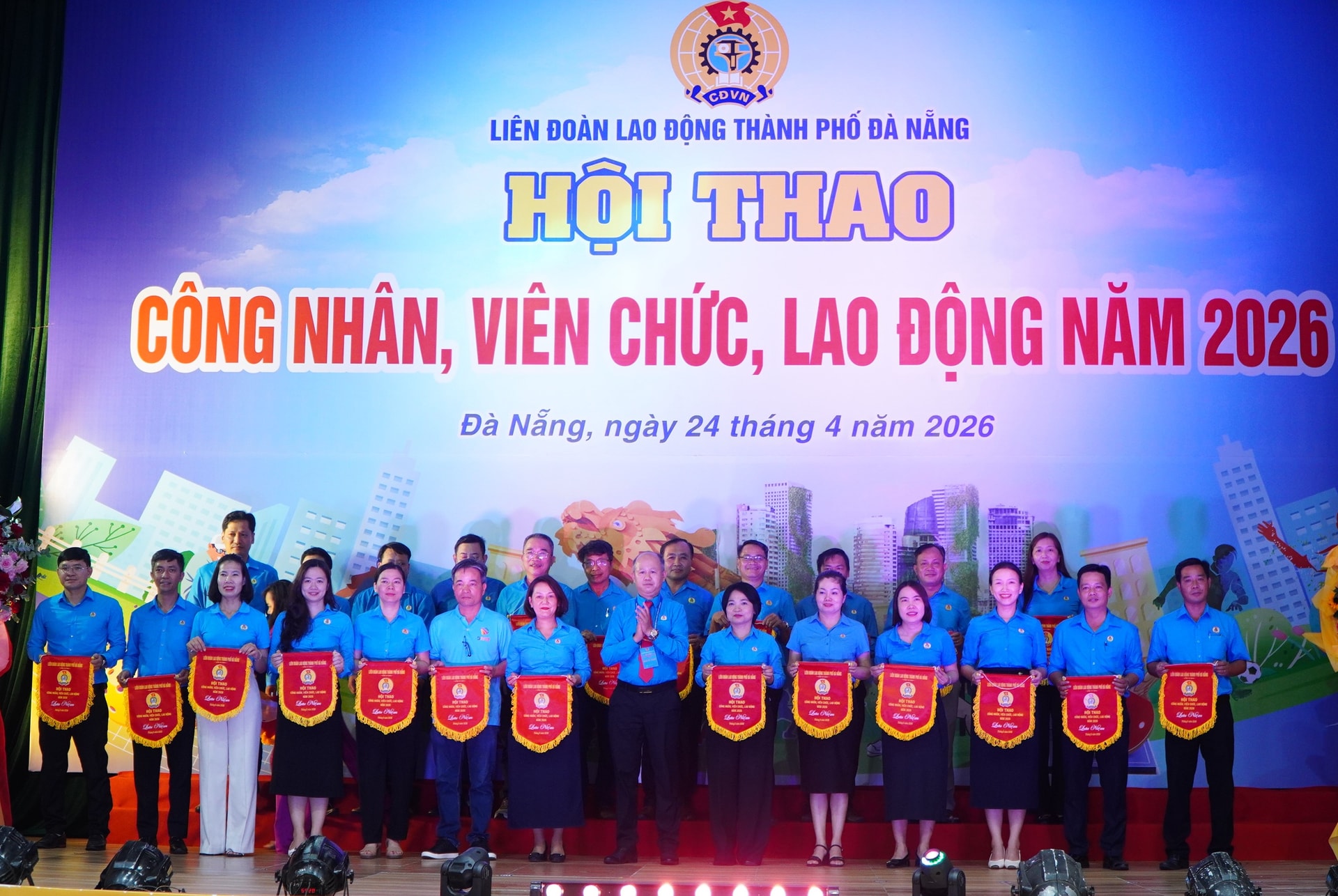 Ông Lê Văn Đại, Phó Chủ tịch Thường trực Liên đoàn Lao động thành phố trao cờ lưu niệm cho đại diện các đoàn vận động viên. Ảnh: TÂM ĐAN