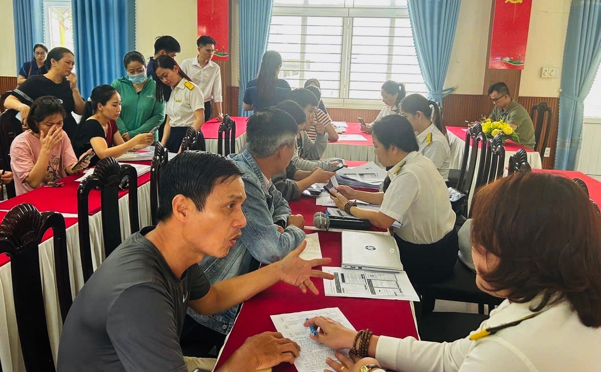 Ngành thuế khẳng định hộ kinh doanh dưới 500 triệu đồng/năm vẫn được khuyến khích sử dụng hóa đơn điện tử. Trong ảnh: Cán bộ Thuế cơ sở 2 Đà Nẵng hỗ trợ hộ kinh doanh kê khai thuế tại UBND phường Hòa Cường. Ảnh: Trọng Hùng.