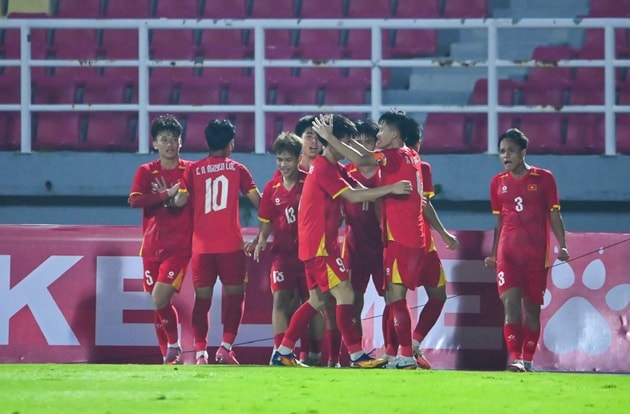 U17 Việt Nam tập luyện chuẩn bị cho trận chung kết gặp U17 Malaysia